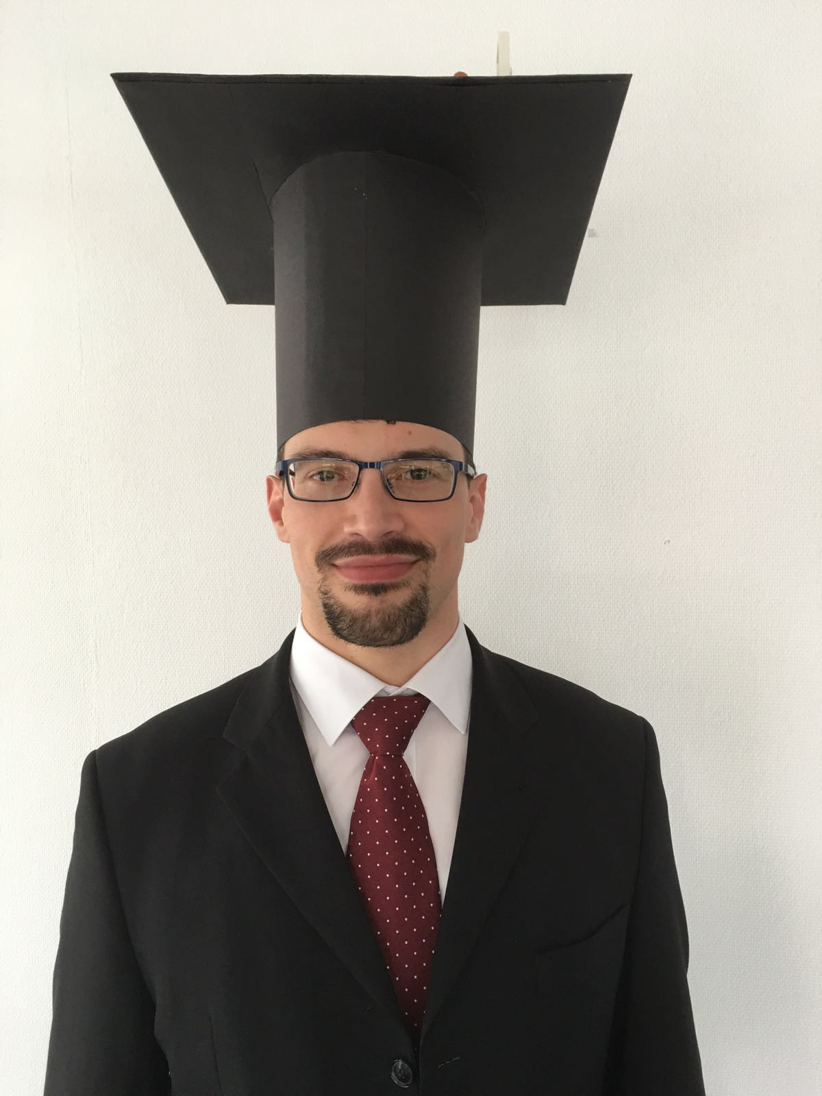 Kim Pecina mit seinem Doktorhut
